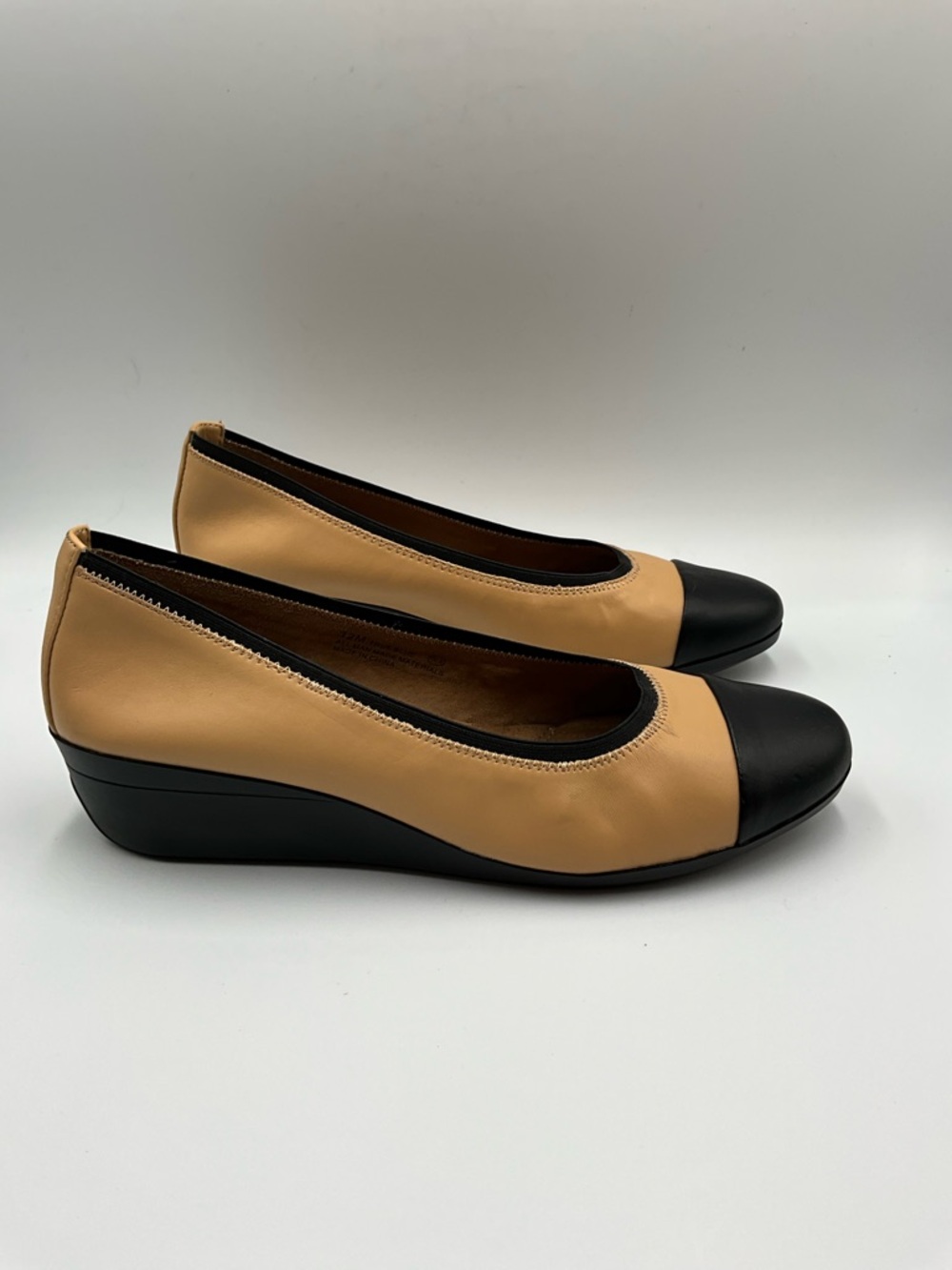 AEROSOLES Flats Size 12 Tan and Black Leather Wedge Flats